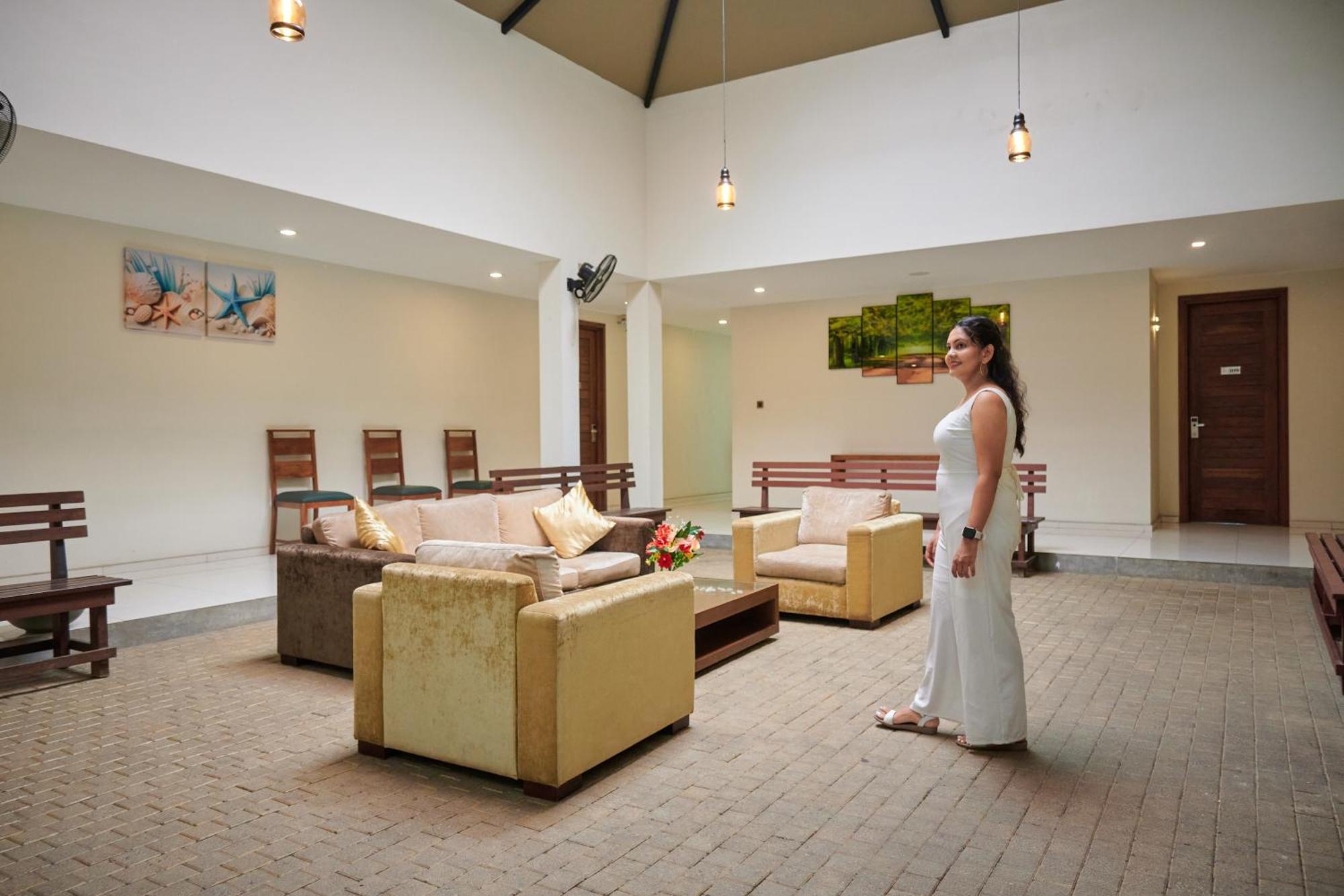 Kethumathee Hotel & Banquet Ratnapura Buitenkant foto