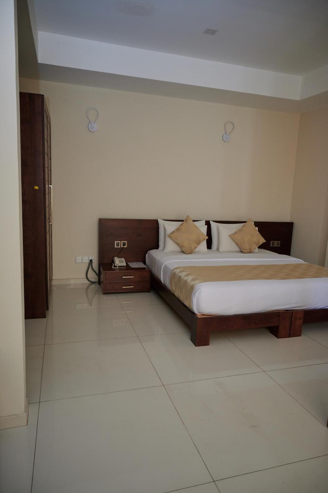 Kethumathee Hotel & Banquet Ratnapura Buitenkant foto
