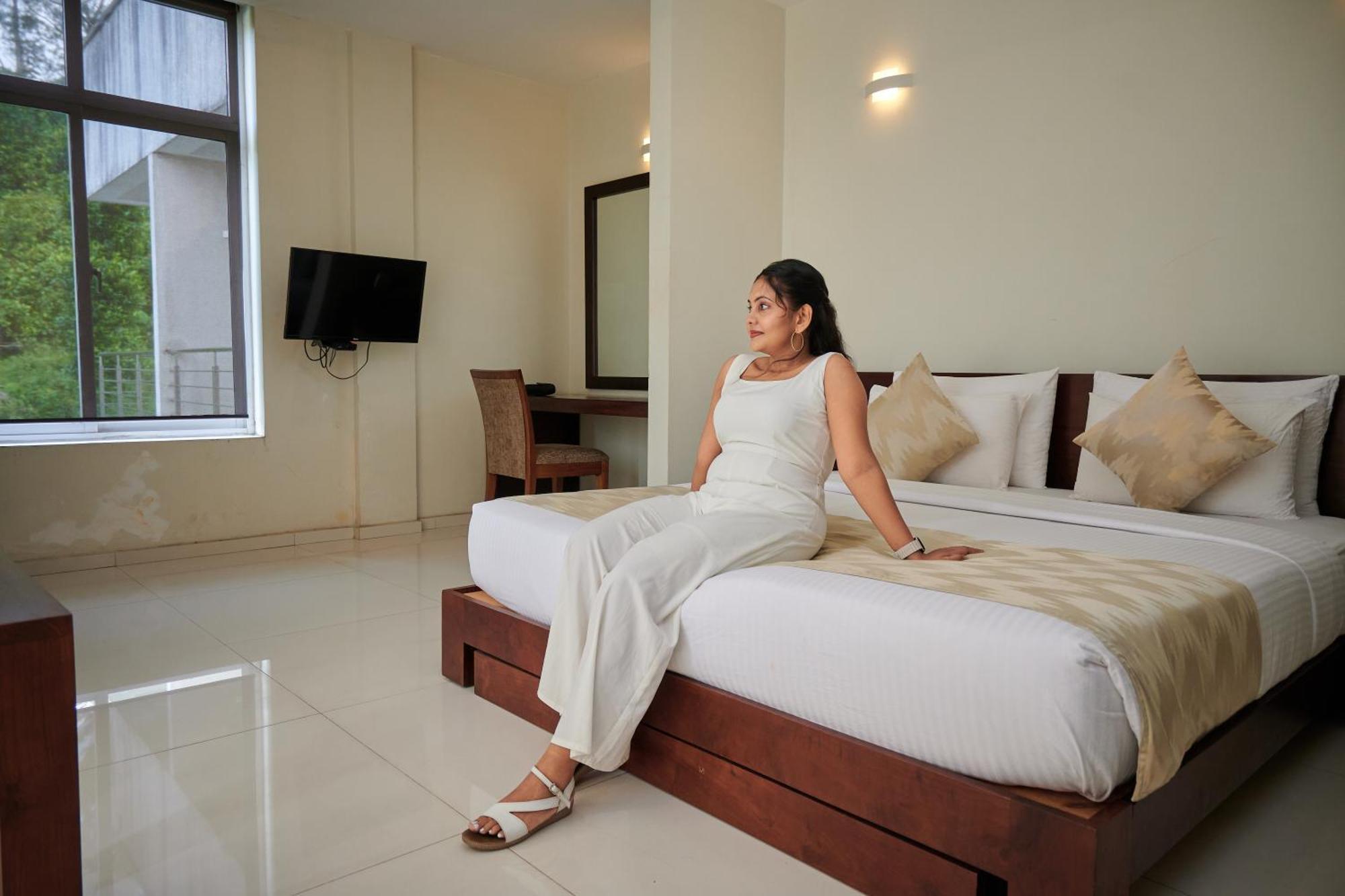 Kethumathee Hotel & Banquet Ratnapura Buitenkant foto