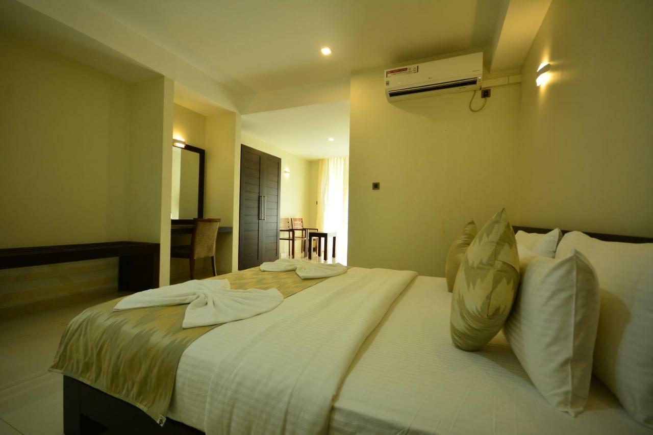 Kethumathee Hotel & Banquet Ratnapura Buitenkant foto